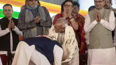 Narendra Modi Touches Feet of 98-Year-Old BJP Veteran Makhanlal Sarkar in Bengal!
